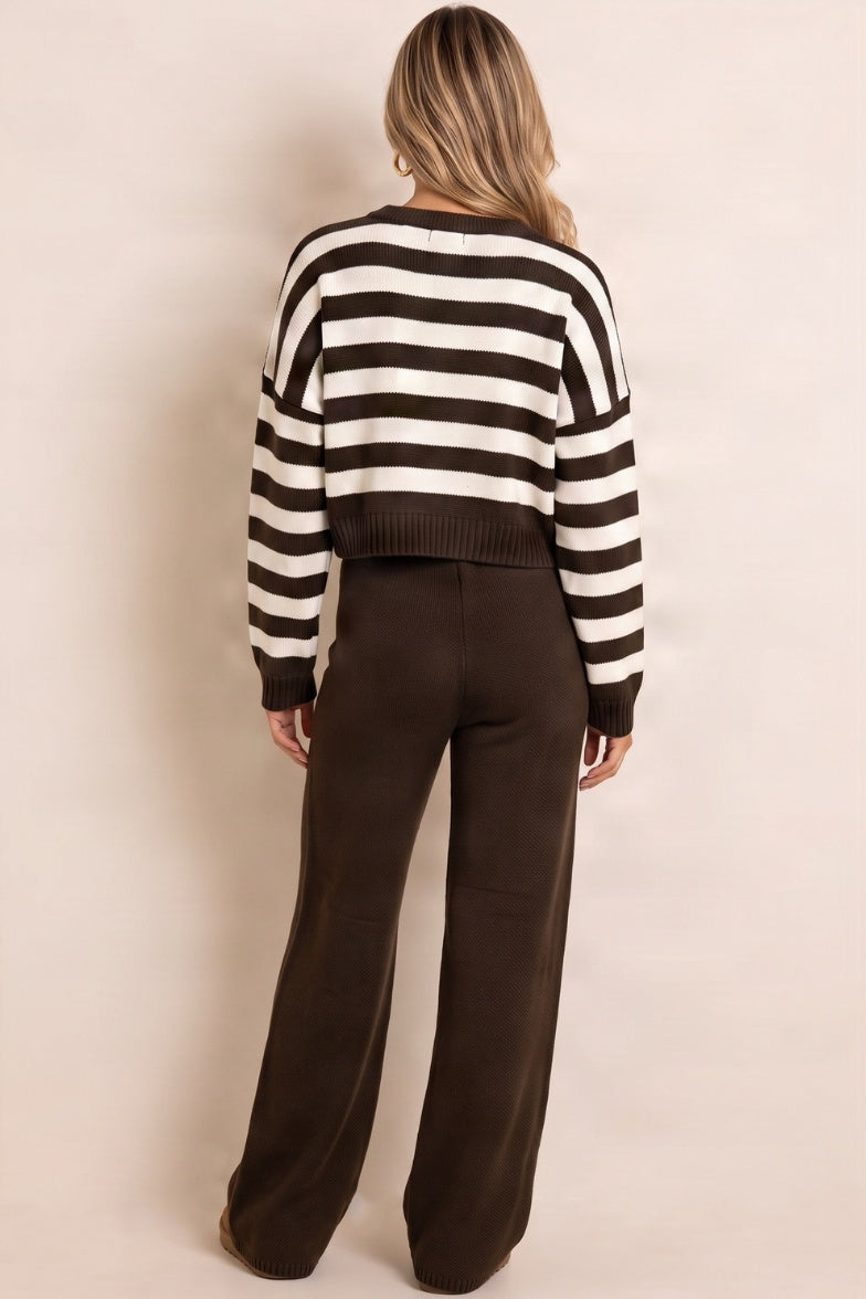 Gebreide co-ord set met gestreept vest en wijde joggingbroek in chocoladebruin en crème, gedragen, achteraanzicht