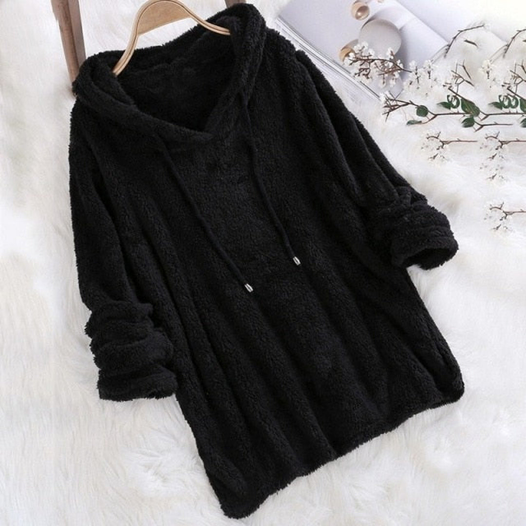 Zwarte hoodie van teddyfleece aan een kleerhanger, met capuchon en koorden met metalen uiteinden | Boutique Moda
