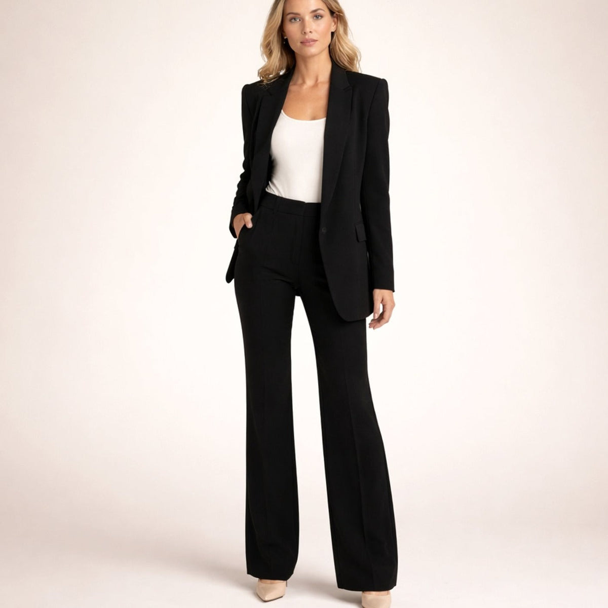 Broekpak met blazer met één knoop en wijde broek in zwart, gedragen, vooraanzicht
