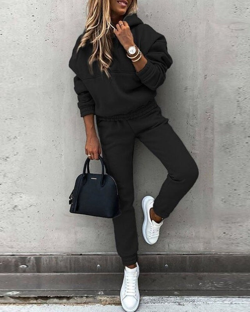 Zwart joggingpak met witte sneakers