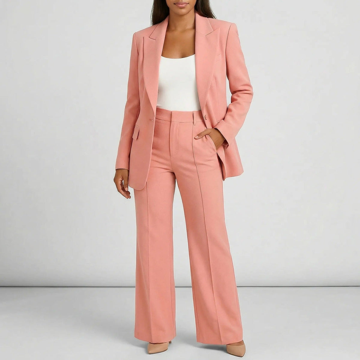 Broekpak met lange blazer en wijde broek in roze, gedragen, vooraanzicht