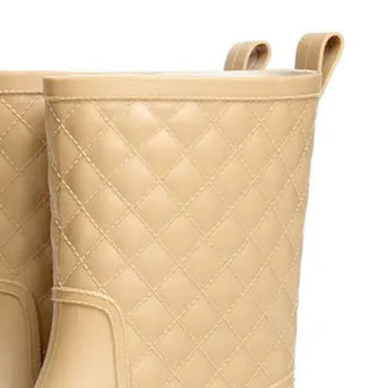 Halfhoge regenlaarzen met gewatteerde look in beige, close-up van de gewatteerde look