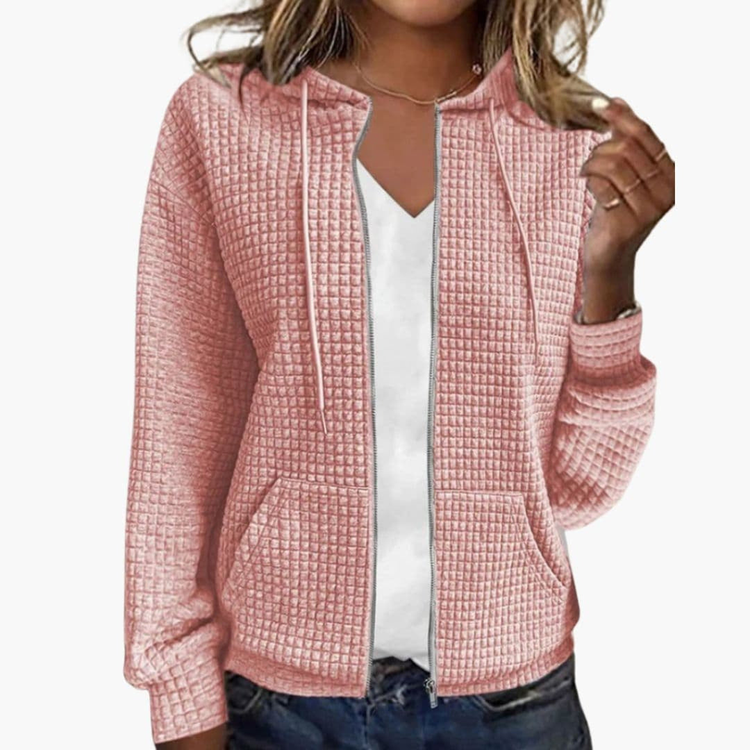 Vrouw in een roze wafelvest met boorden aan de mouwen en zoomband | Boutique Moda