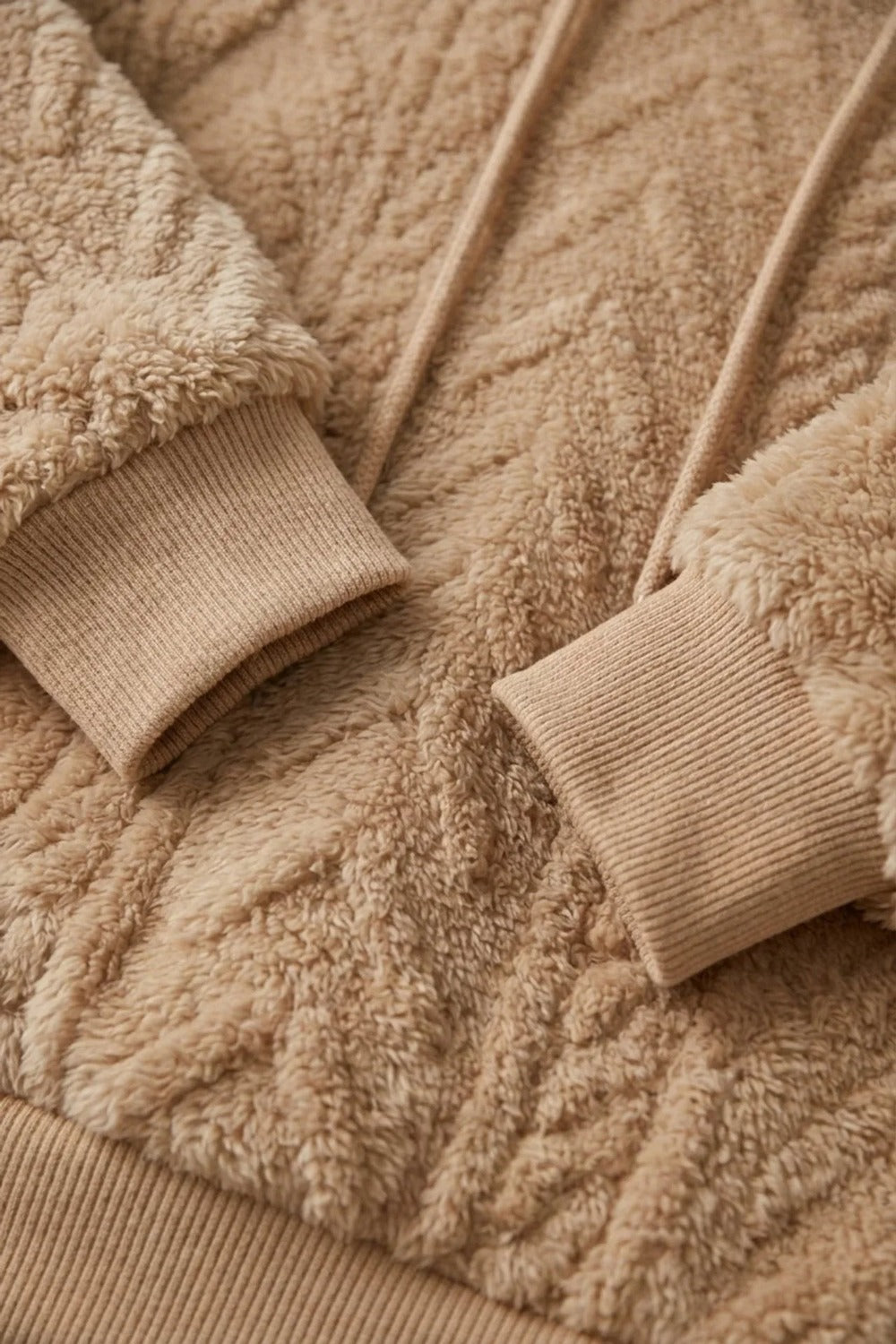 Close-up van de ribboorden en koorden van de karamelkleurige teddytrui | Boutique Moda