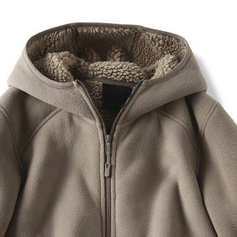 Fleecevest met capuchon en teddyvoering voor heren in taupe, close-up van de capuchon met teddyvoering en de rits