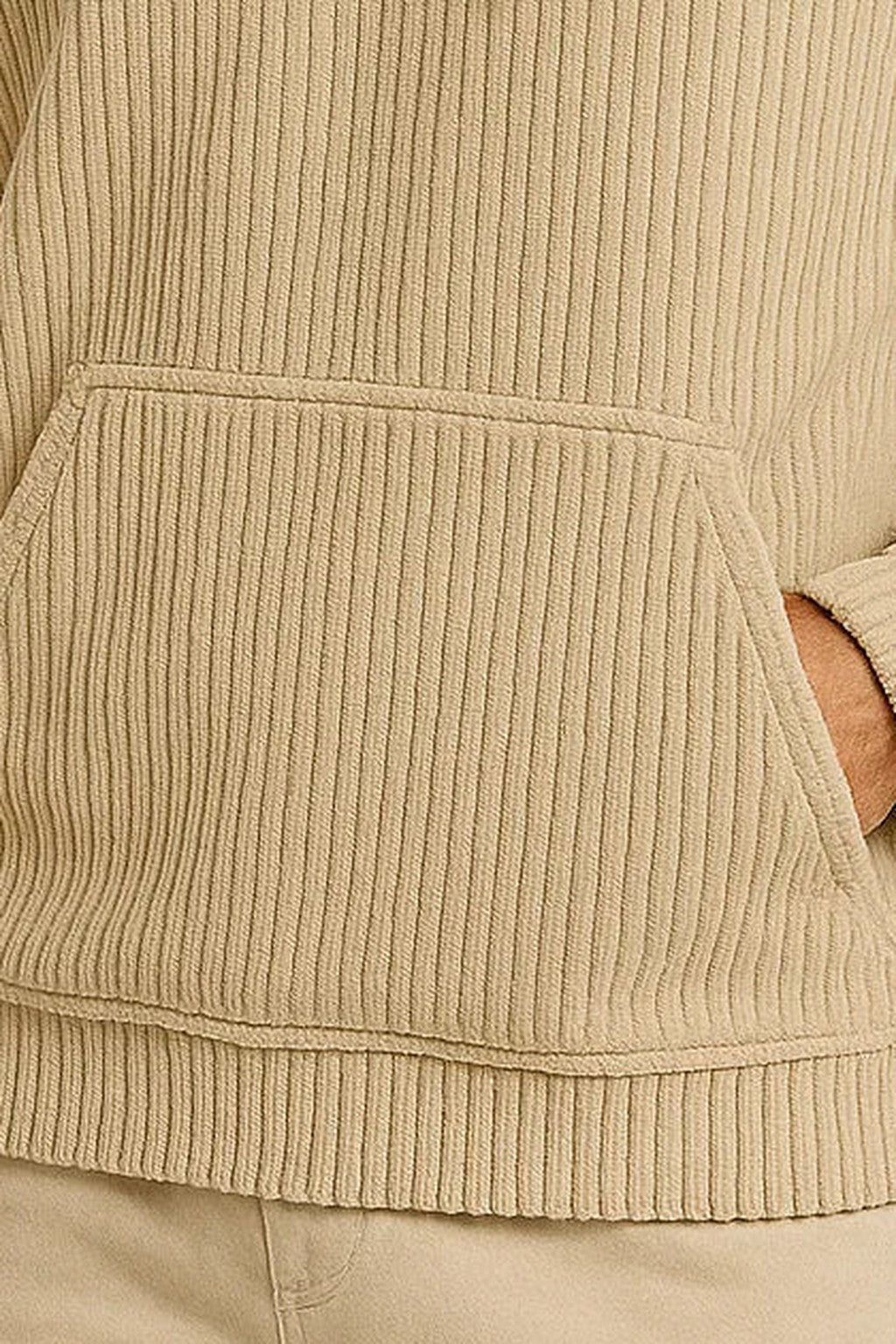 Corduroy hoodie voor heren in beige, close-up van de ribbels en de buidelzak