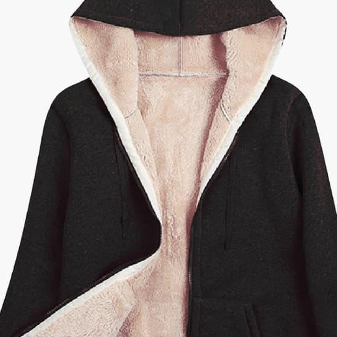 Close-up van het zwarte sweatvest: teddyvoering, rits en zak | Boutique Moda