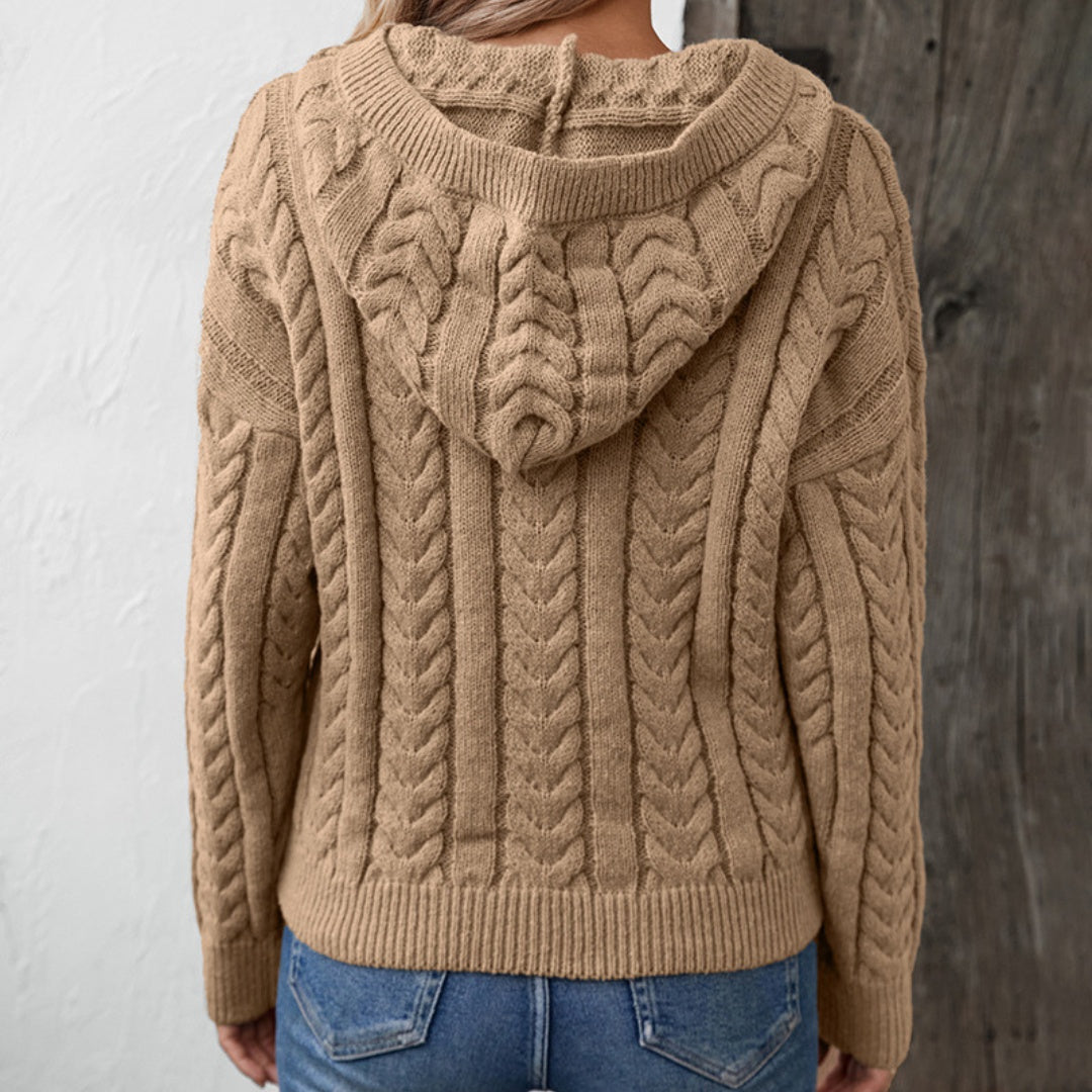 Achteraanzicht van de bruine kabeltrui met gebreide capuchon en brede zoomband | Boutique Moda
