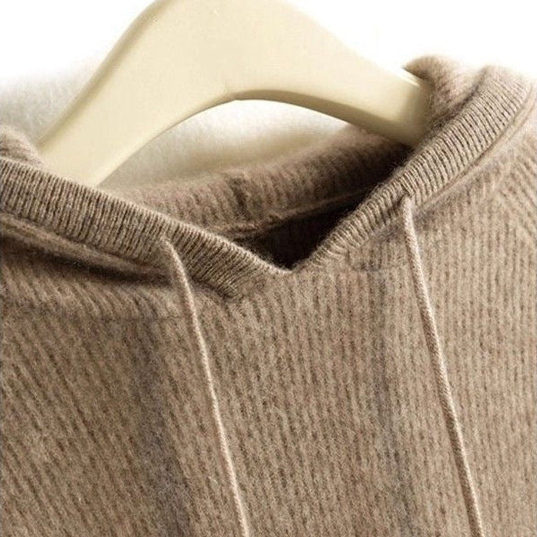 Taupekleurige gebreide hoodie aan een kleerhanger, close-up van de halsopening | Boutique Moda