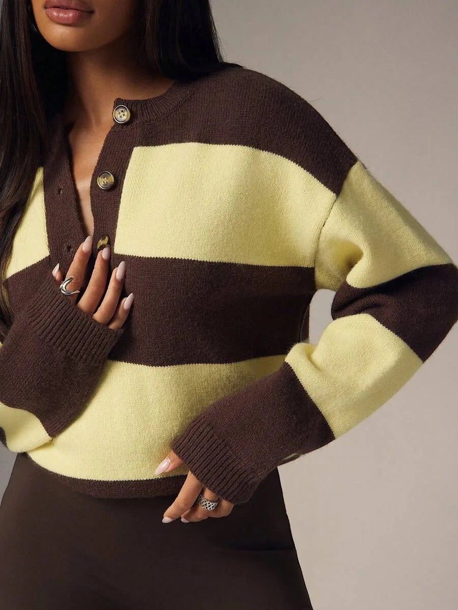 Oversized trui met brede strepen en knoopjes in bruin/botergeel, gedragen