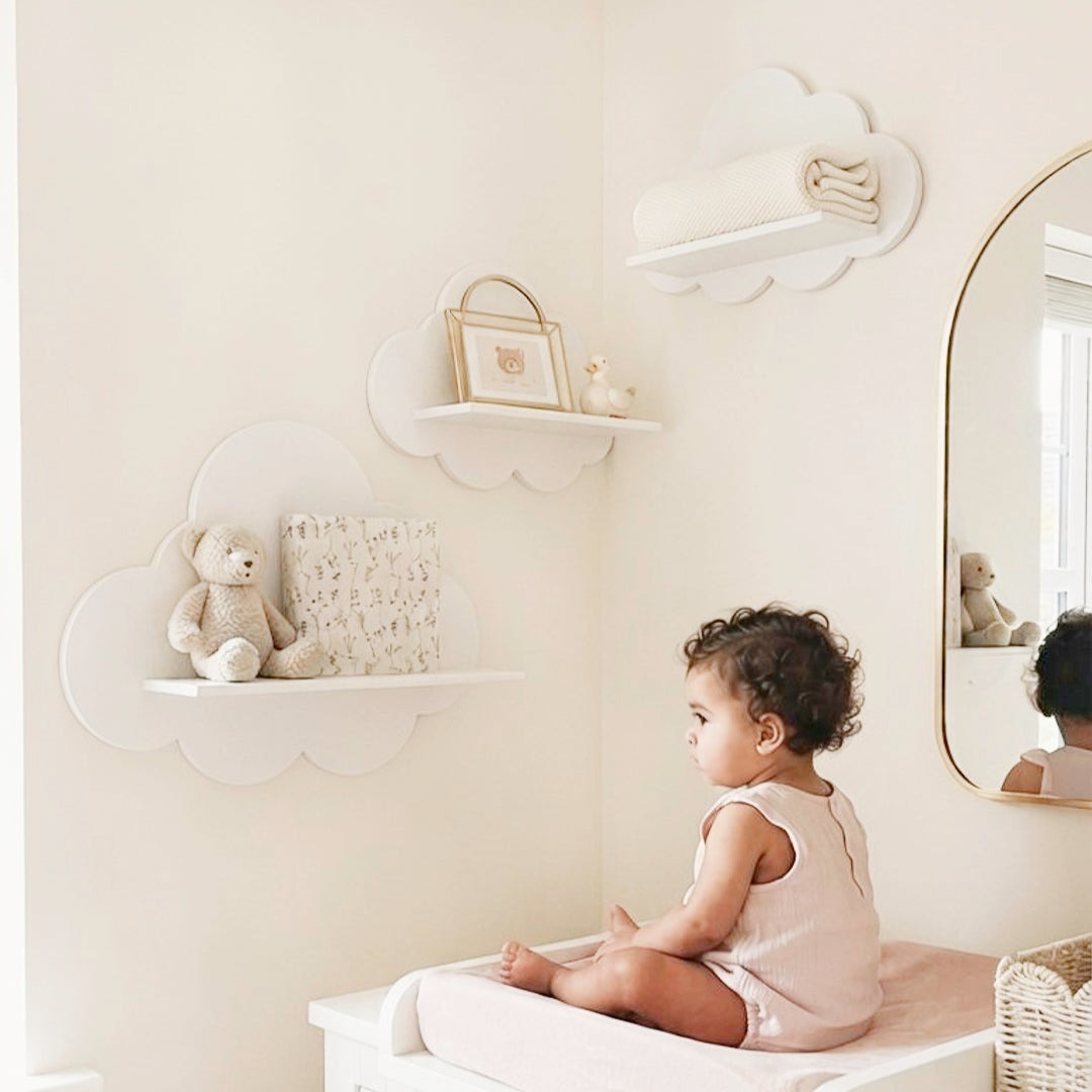 Set van 3 wolkenplankjes in wit, aan de muur in een babykamer
