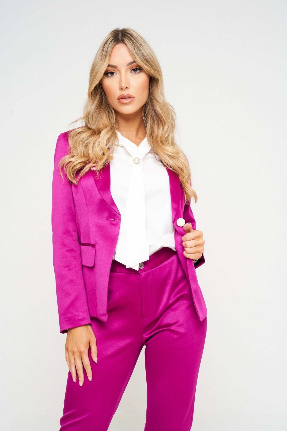 Satijnen broekpak met blazer en smalle broek in fuchsia, gedragen, vooraanzicht