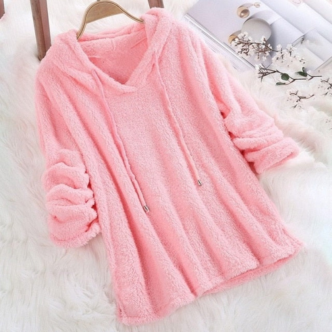 Roze hoodie van teddyfleece aan een kleerhanger, met lange mouwen en V-hals | Boutique Moda