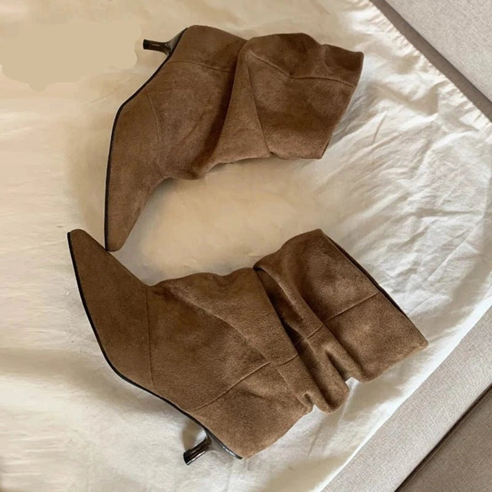 Bruine slouch enkellaarsjes met kitten heel, liggend