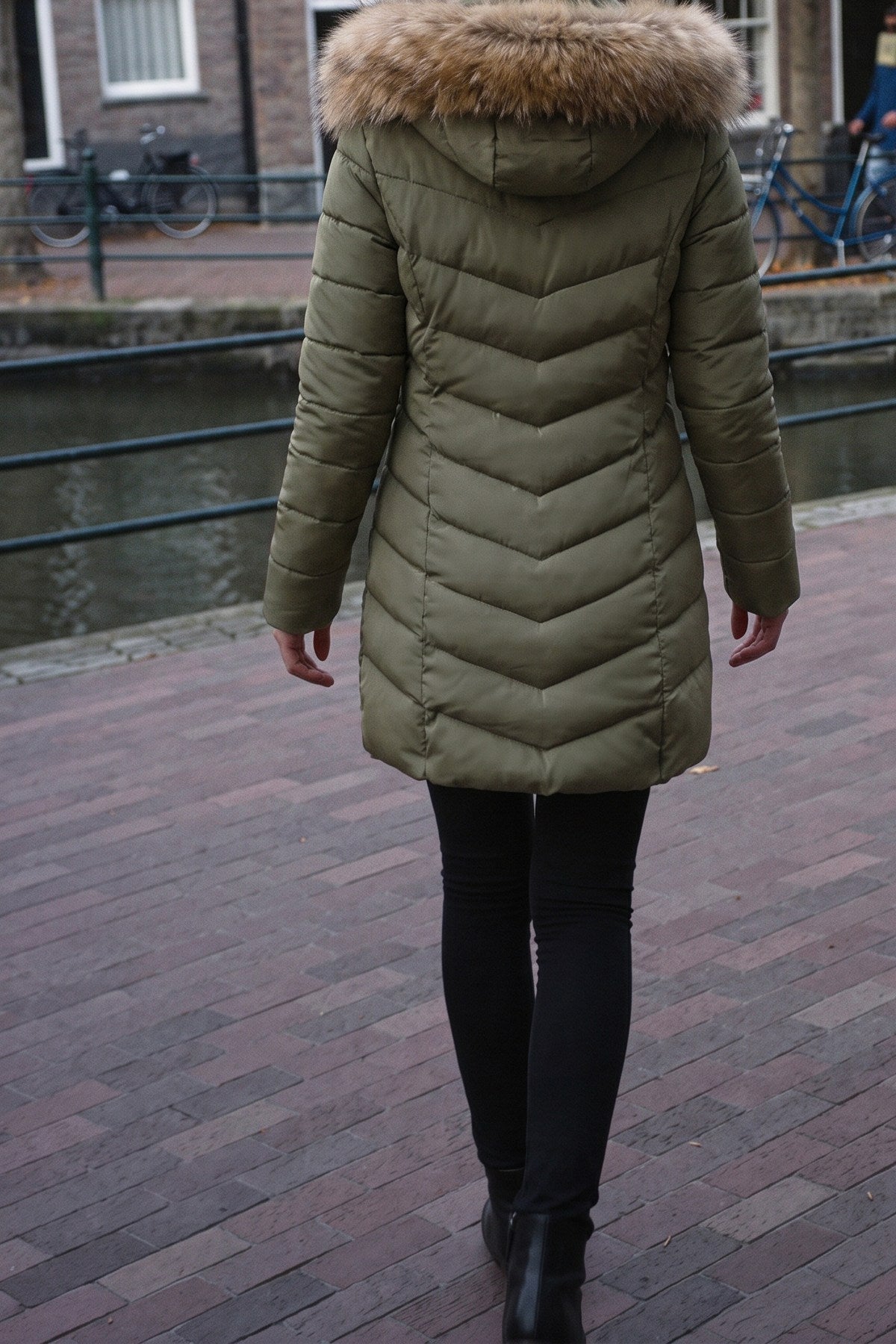 Legergroene winterjas met nepbontcapuchon, achterkant
