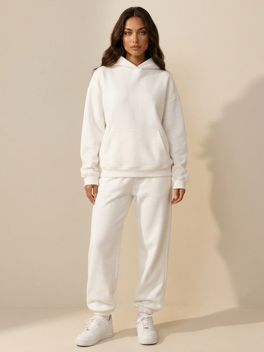 Vrouw draagt witte oversized hoodie met bijpassende joggingbroek, volledige outfit | Boutique Moda