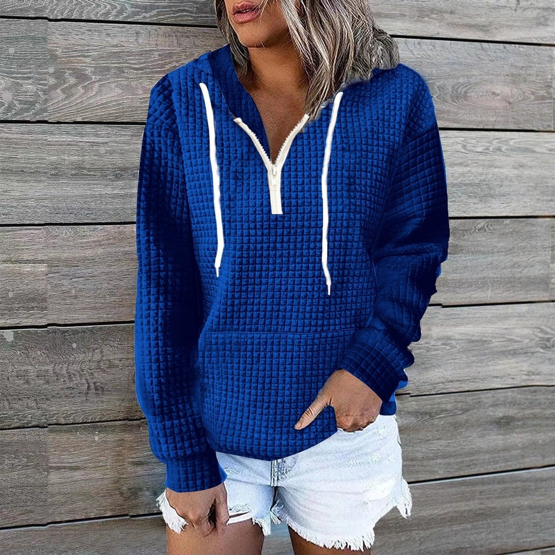 Vrouw in een koningsblauwe hoodie met kangoeroezak en capuchon | Boutique Moda