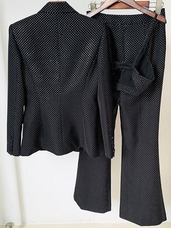 Driedelig glitterbroekpak: blazer met strass, bralette en flared broek in zwart, blazer en broek aan een hanger, achteraanzicht