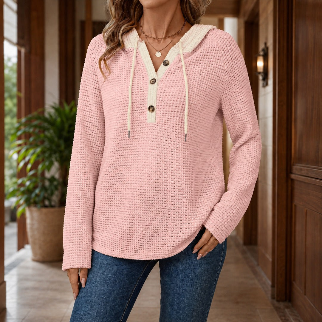 Vrouw in roze wafeltrui met crèmekleurige capuchon en een jeans | Boutique Moda