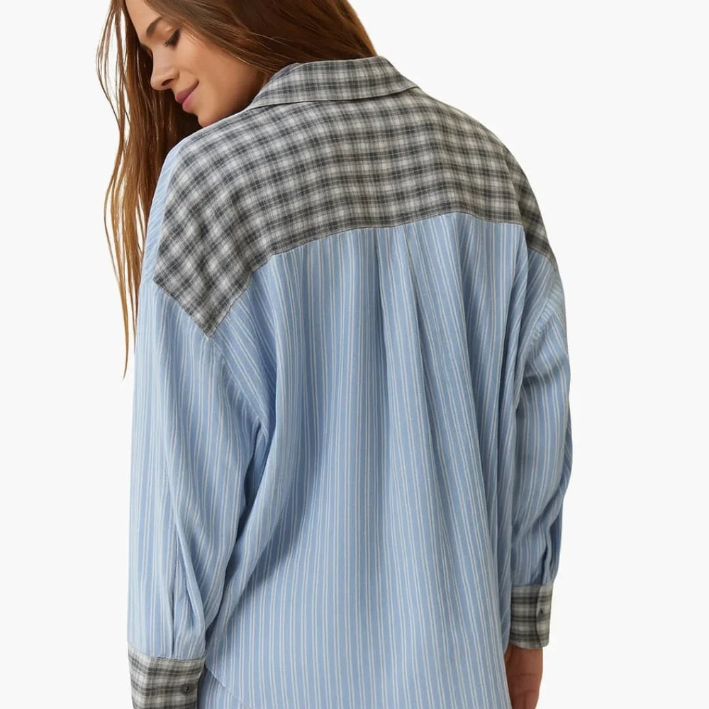Pyjamashirt in lichtblauw met grijs geruit schouderstuk, achteraanzicht