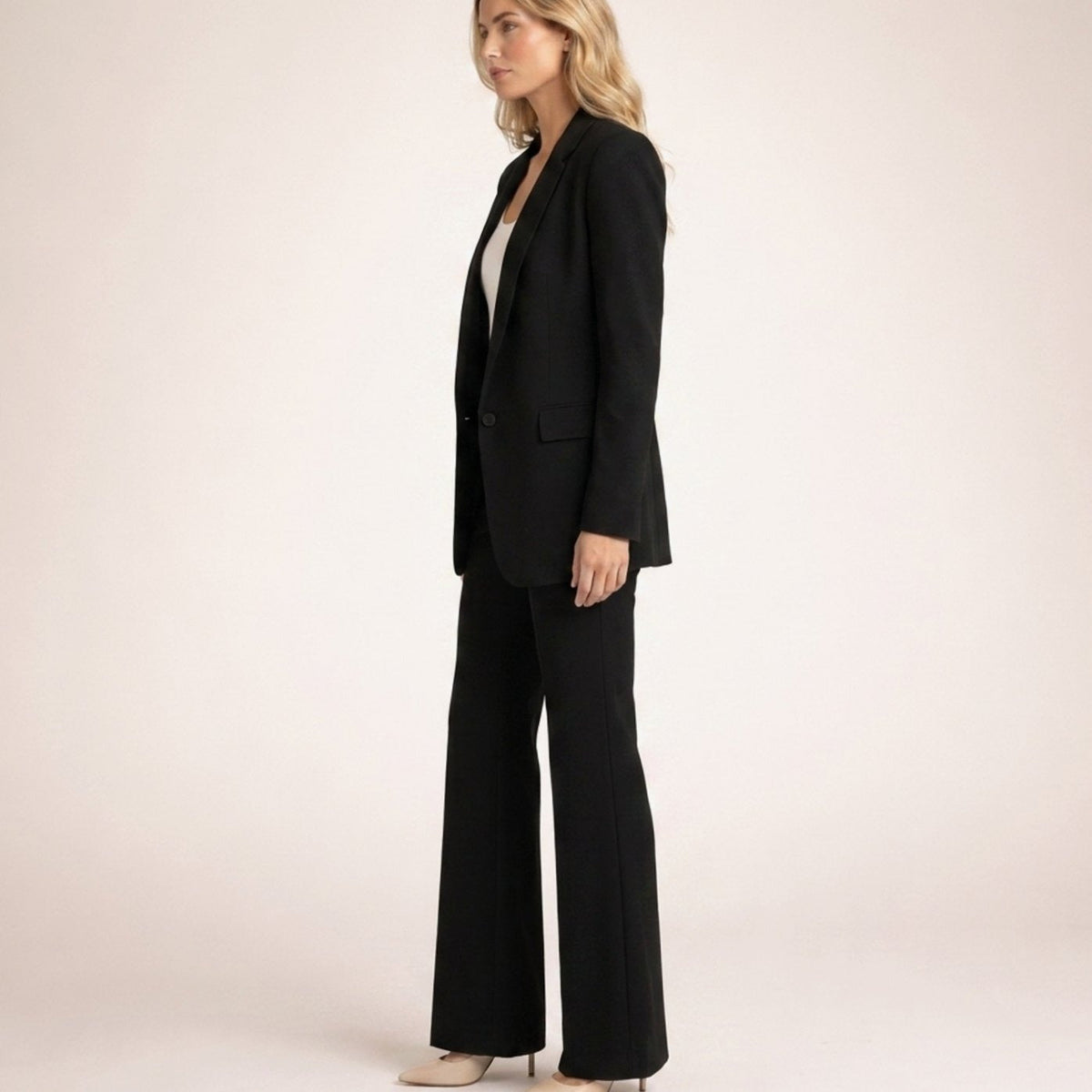 Broekpak met blazer met één knoop en wijde broek in zwart, gedragen, zijaanzicht