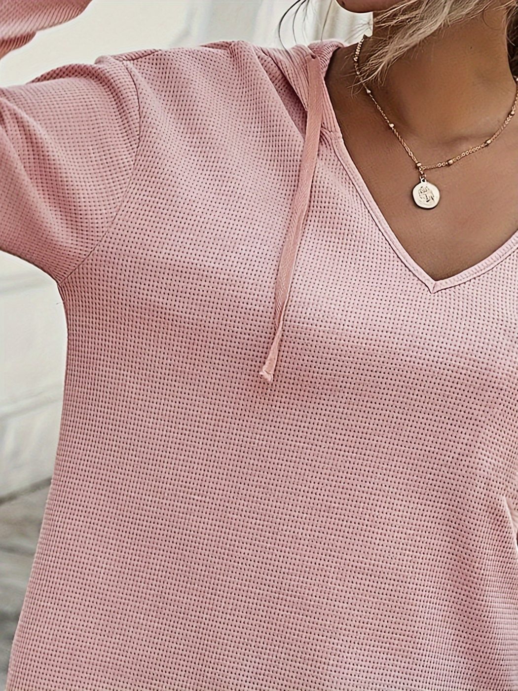 Close-up van de oudroze hoodie met V-hals, koord en wafelstructuur | Boutique Moda