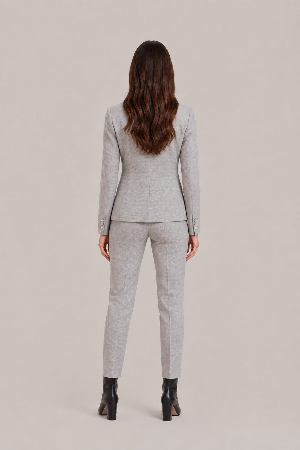 Broekpak met getailleerde blazer met één knoop en rechte broek in grijs, gedragen, achteraanzicht