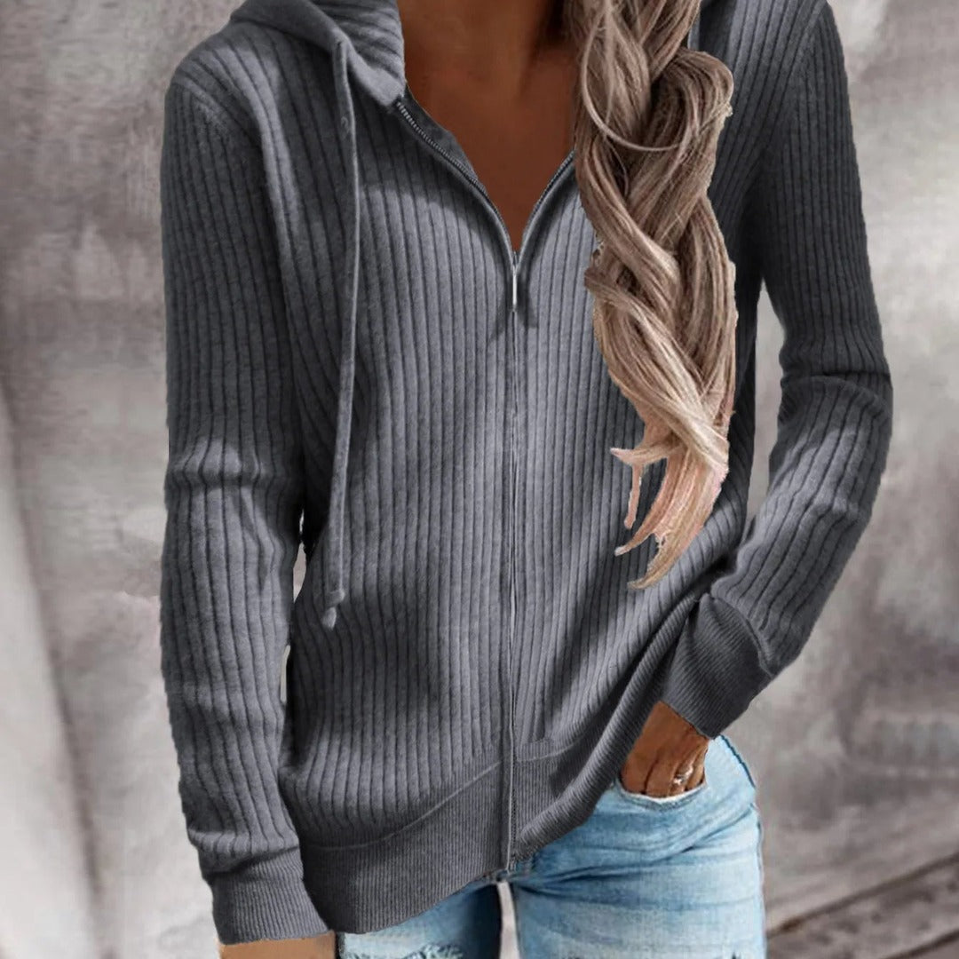 Donkergrijs geribd vest van dichtbij, met koorden en zoomband | Boutique Moda