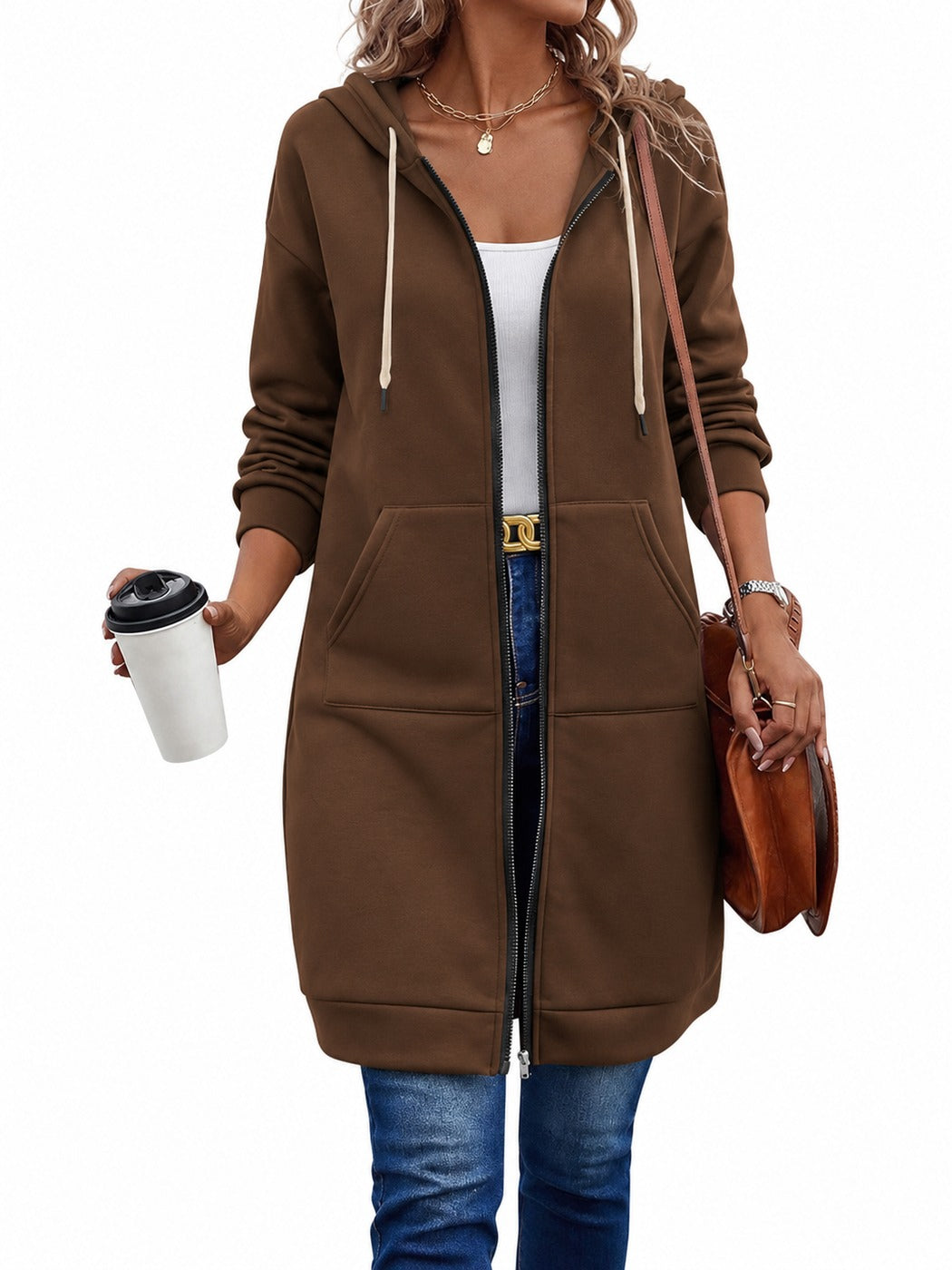 Vrouw in een lang donkerbruin sweatvest met capuchon en zoomband, met een jeans | Boutique Moda