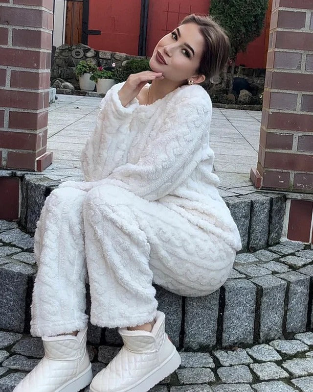 Ivoorwitte fleece pyjama buiten gedragen