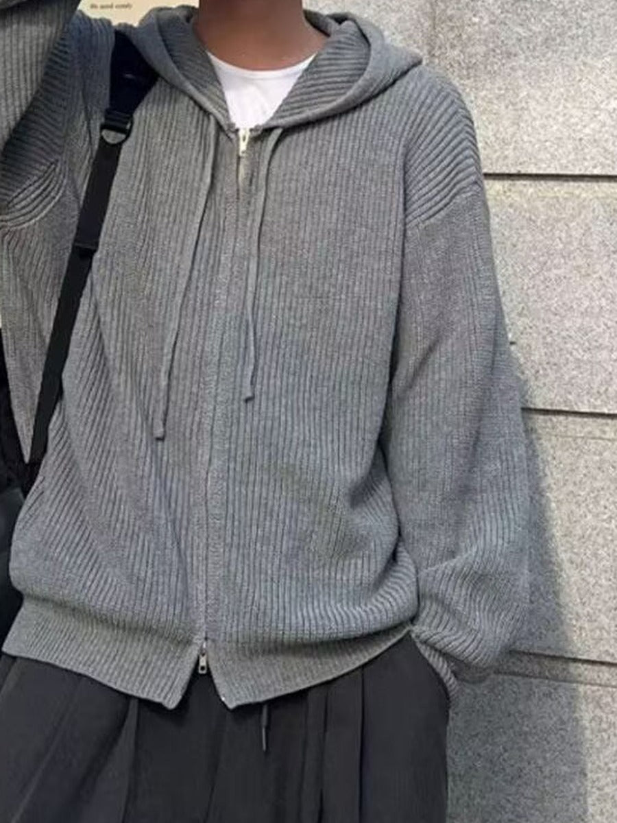 Gebreide hoodie met rits voor heren in grijs, close-up van de ribgebreide stof, de rits en de koorden