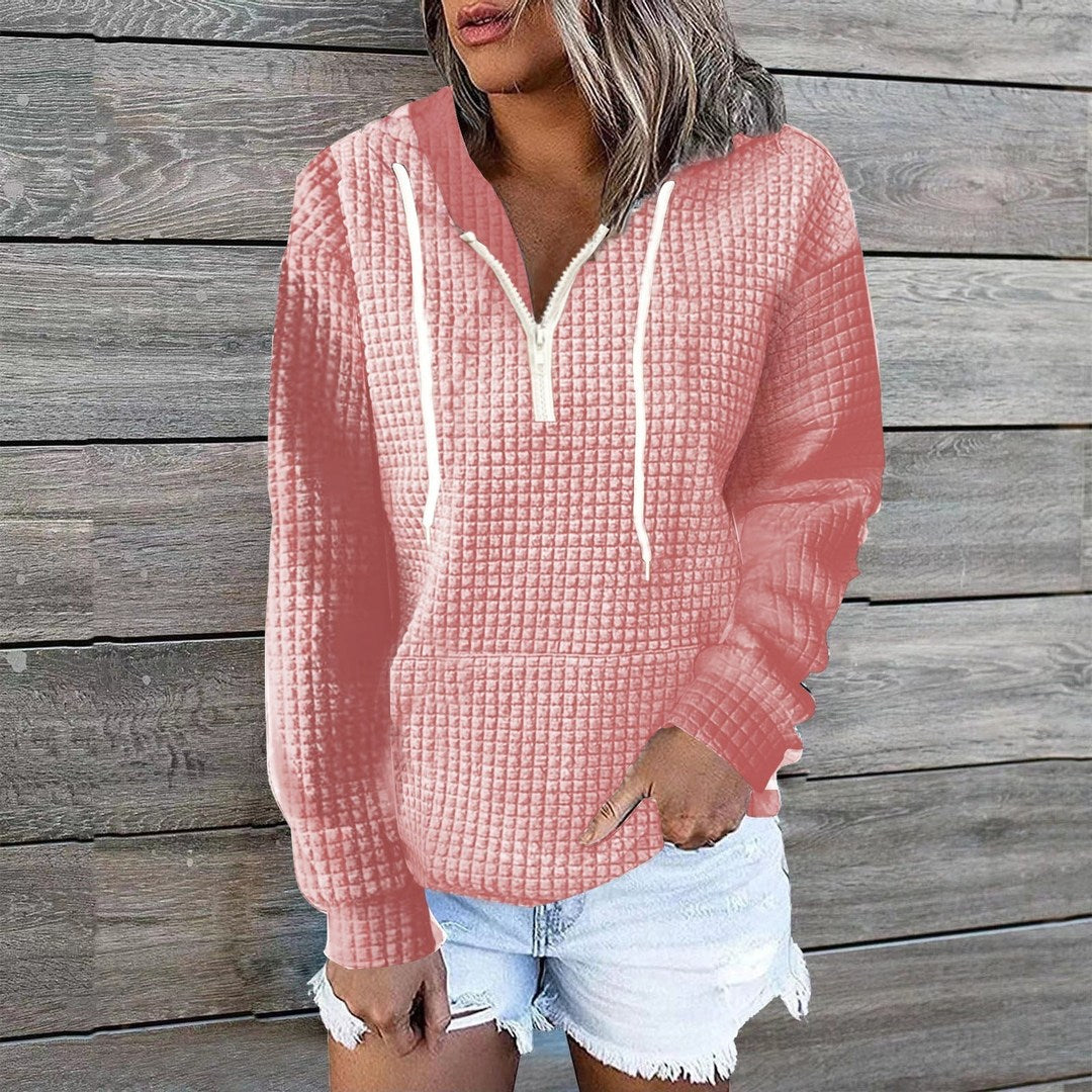 Vrouw in een roze hoodie met wafelstructuur en boorden aan de mouwen | Boutique Moda