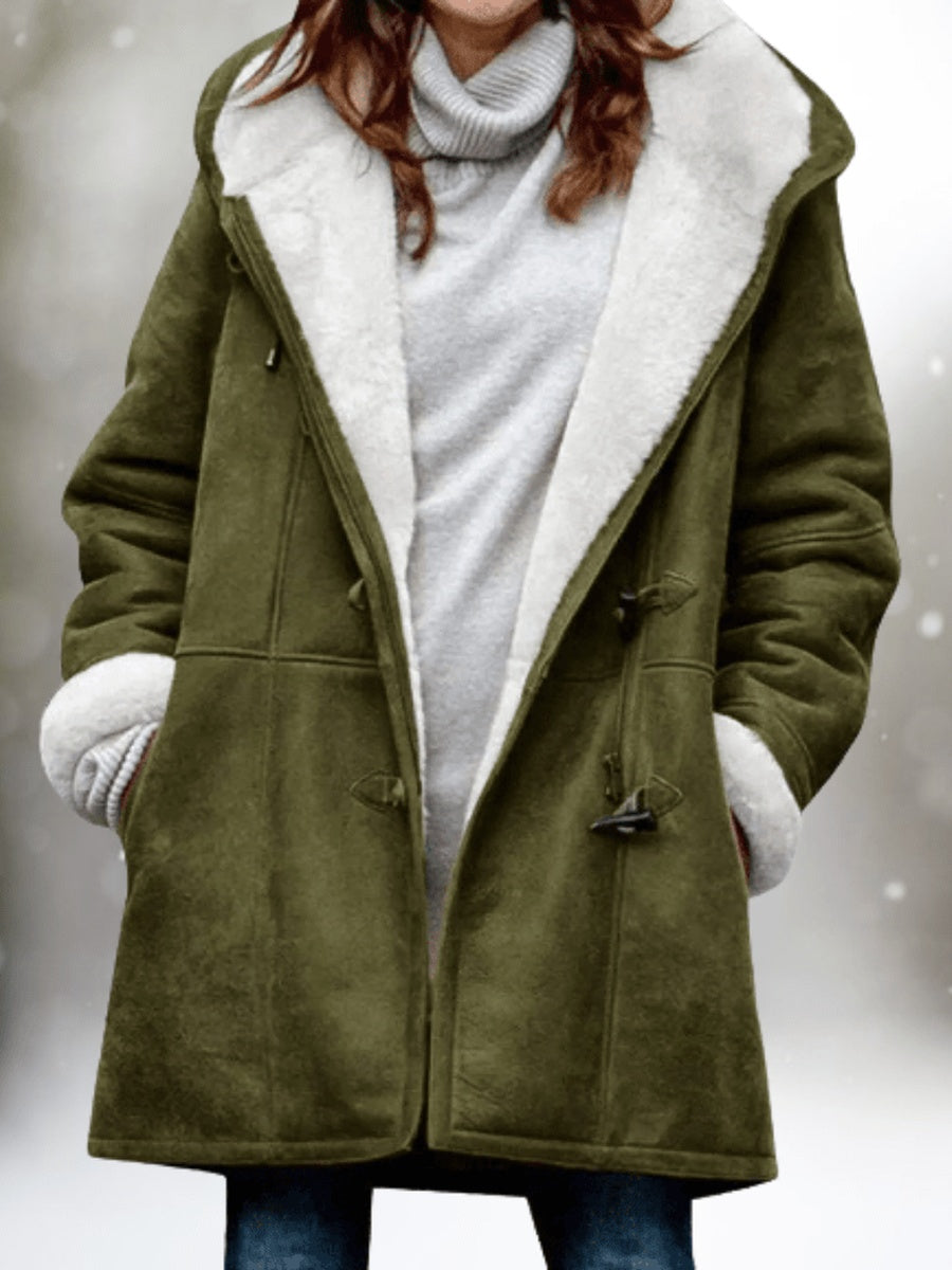 Olijfgroene jas met teddyvoering, open gedragen in de sneeuw