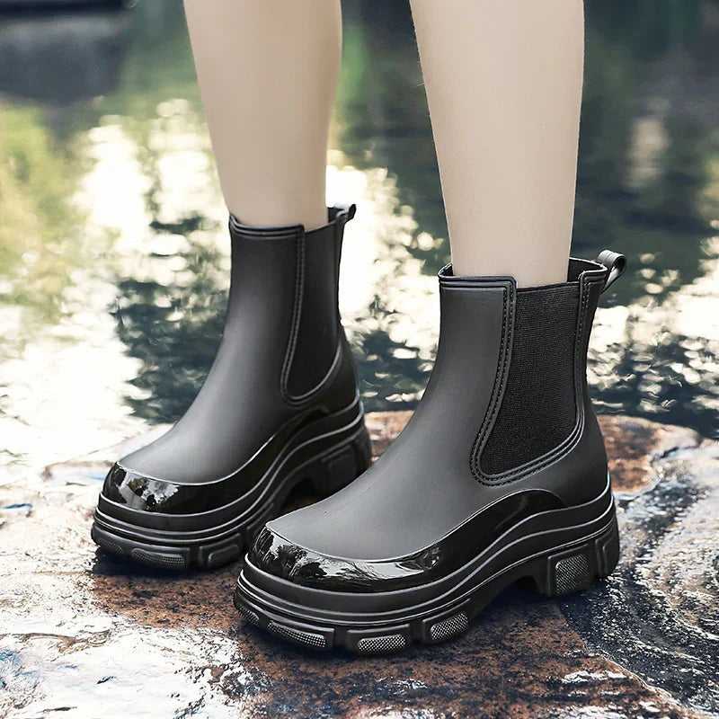 Chelsea boots met plateauzool in zwart, gedragen bij het water