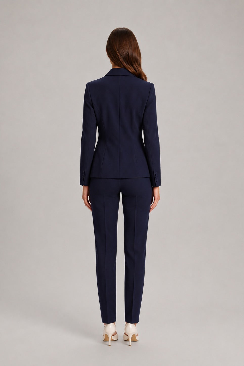 Broekpak met asymmetrische wikkelblazer en rechte broek in marineblauw, gedragen, achteraanzicht