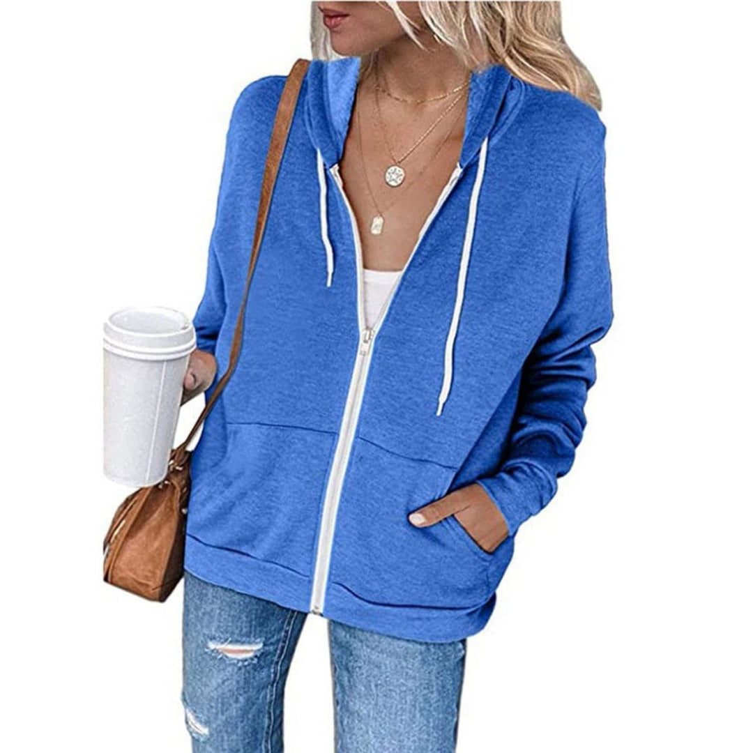 Vrouw in een blauw vest met doorlopende witte rits over een wit topje | Boutique Moda