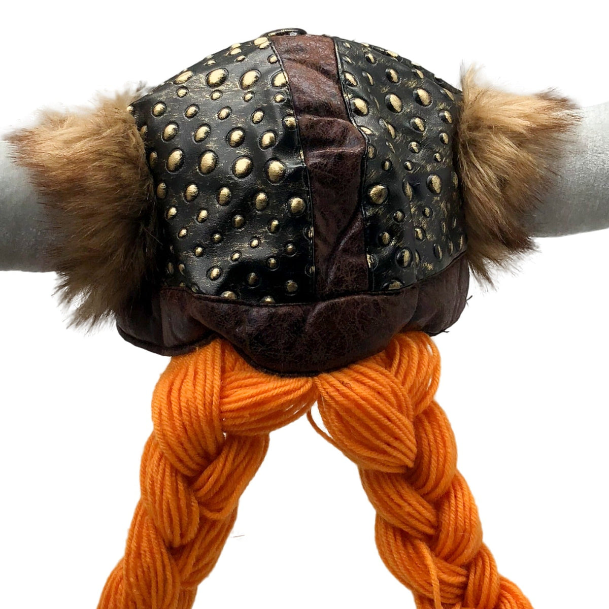 Close-up van de viking hoed met studs, nepbont en vlechten