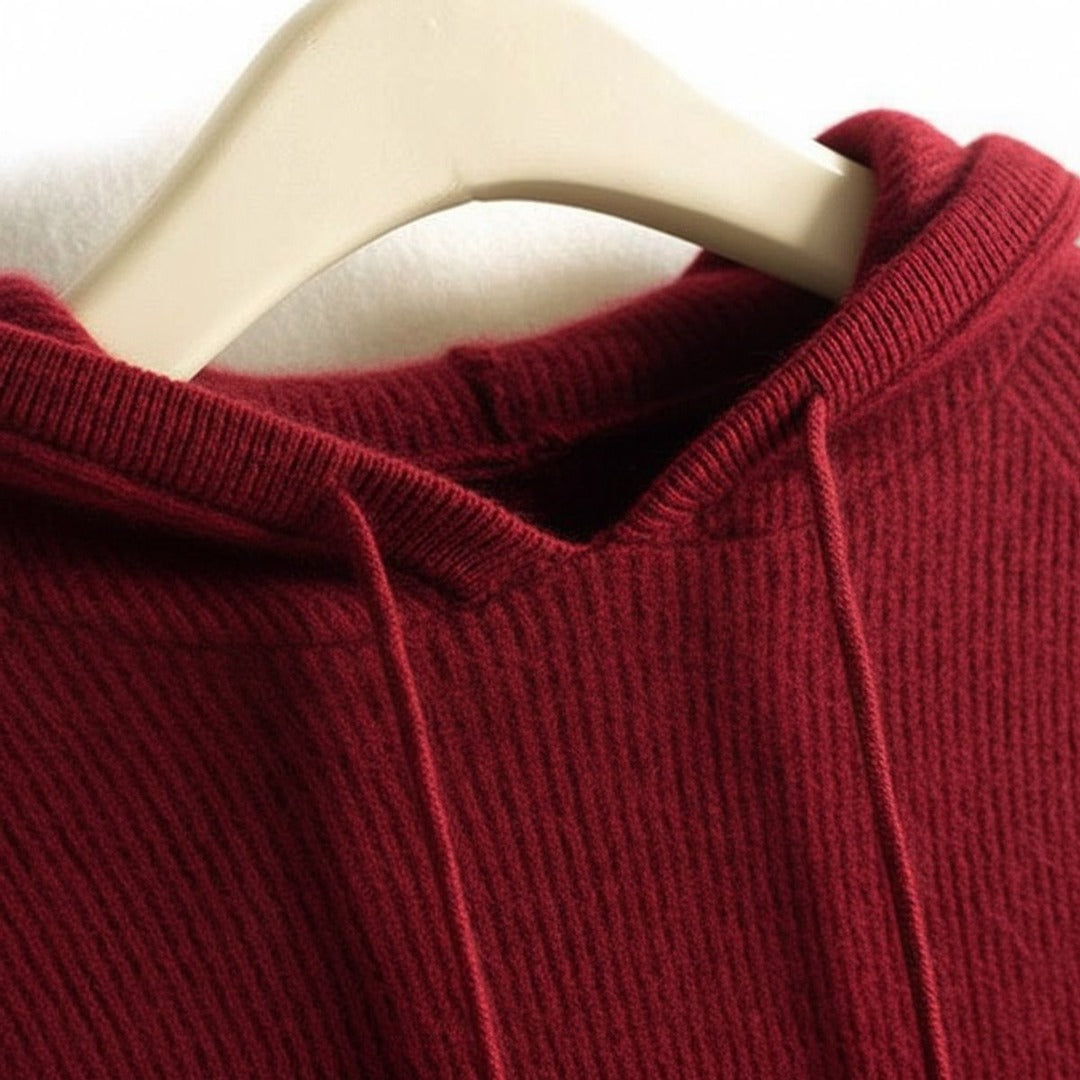 Bordeauxrode gebreide hoodie aan een kleerhanger, met koord en verticale ribbels | Boutique Moda