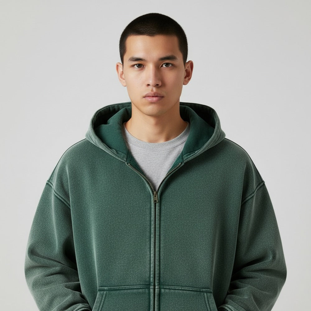 Washed hoodie met rits voor heren in groen, gedragen, voorkant