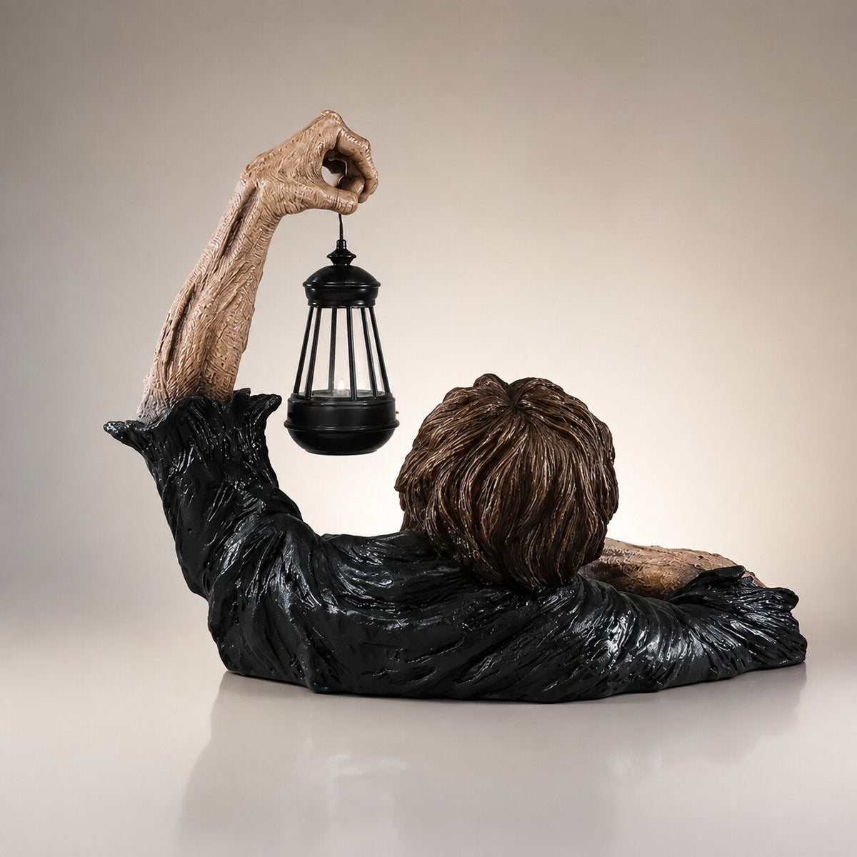 Achterkant van de zombiefiguur met de lantaarn omhoog