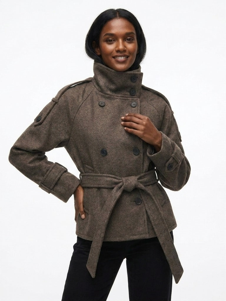 Korte trenchcoat met opstaande kraag in bruin, gedragen, vooraanzicht