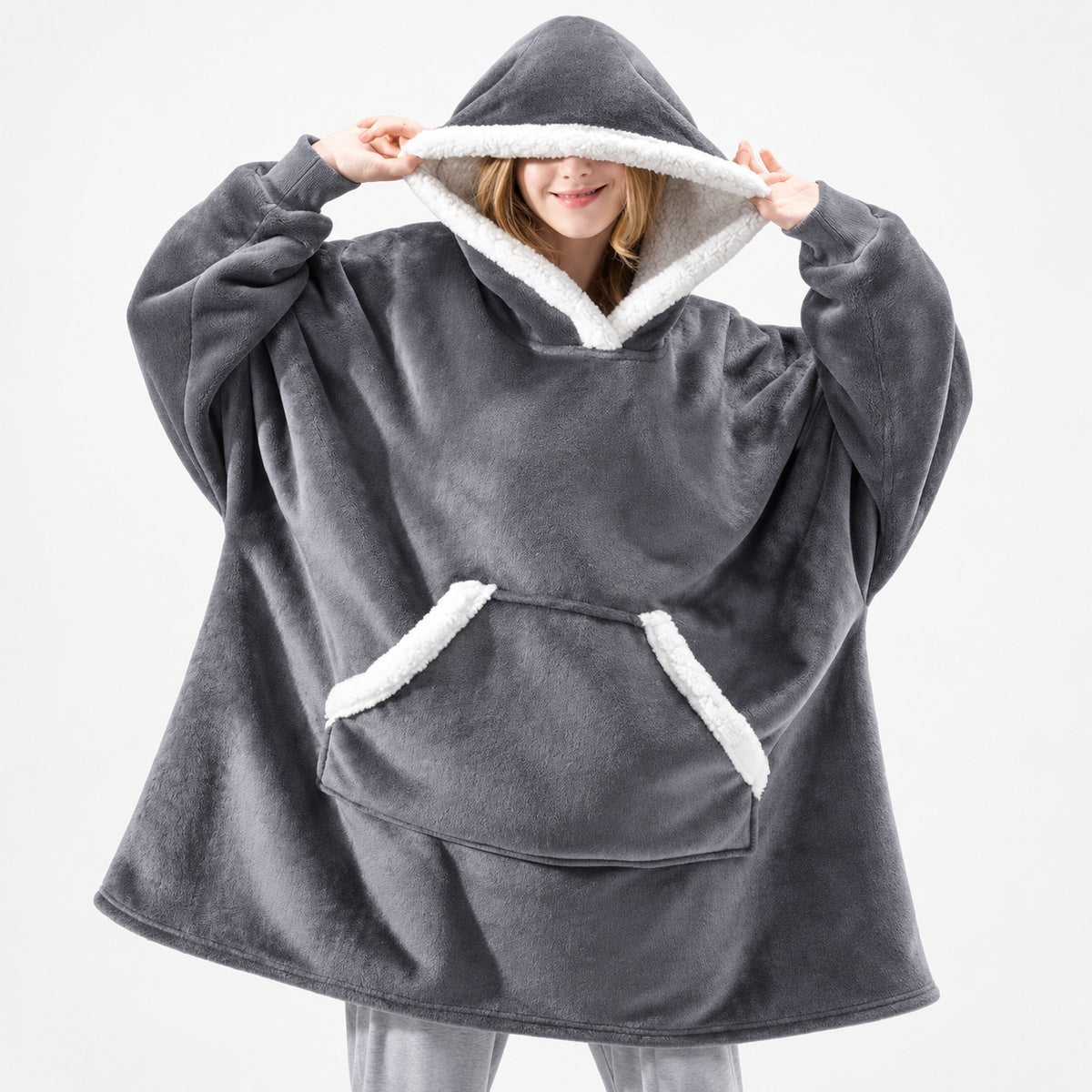 Grijze oversized hoodiedeken met witte capuchon, gedragen door glimlachende vrouw | Boutique Moda