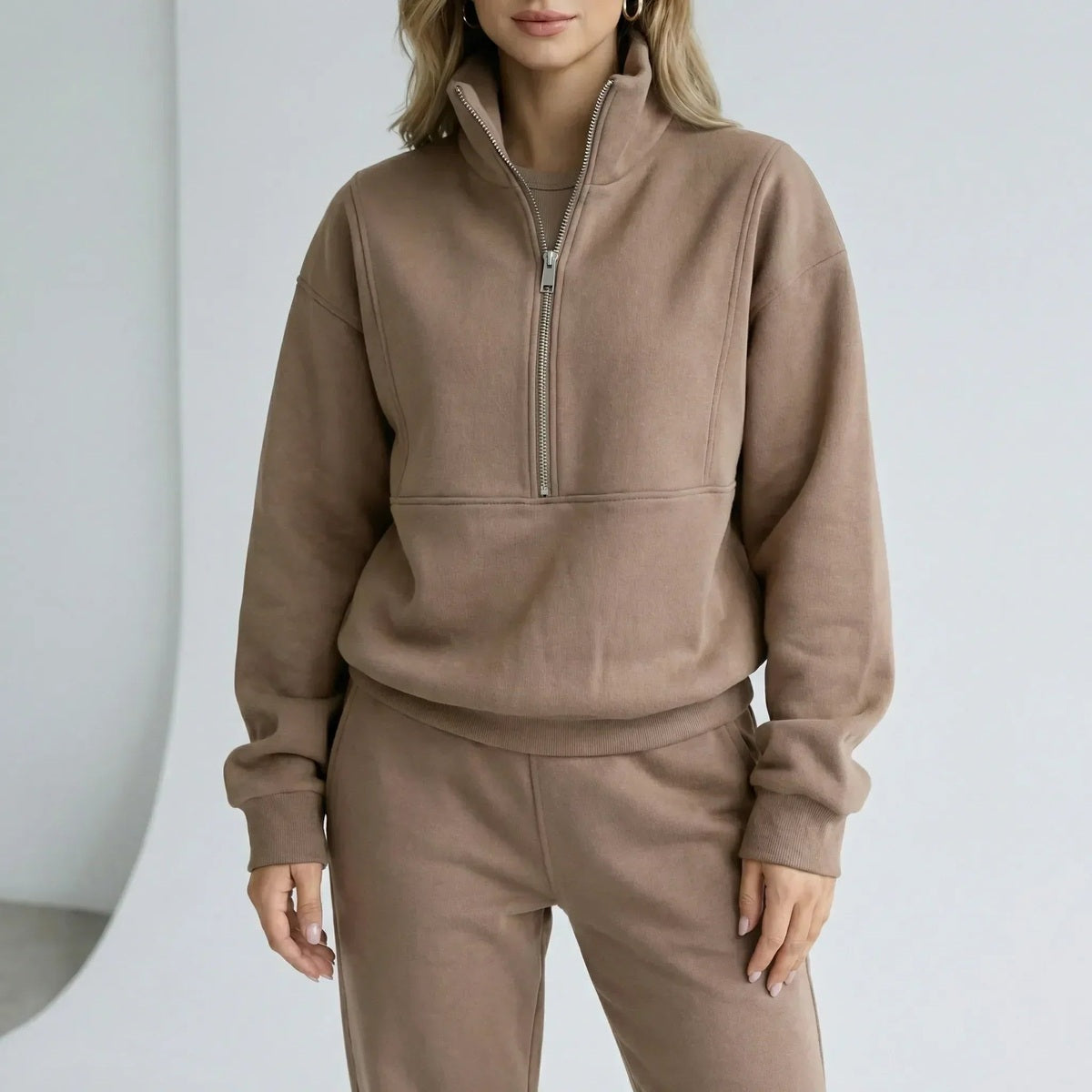 Halfzip sweater en joggingbroek in khaki, gedragen, vooraanzicht