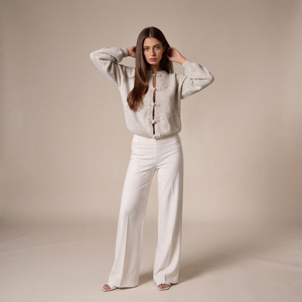 Gebreid vest met geknoopte sluiting in beige, gedragen, van top tot teen