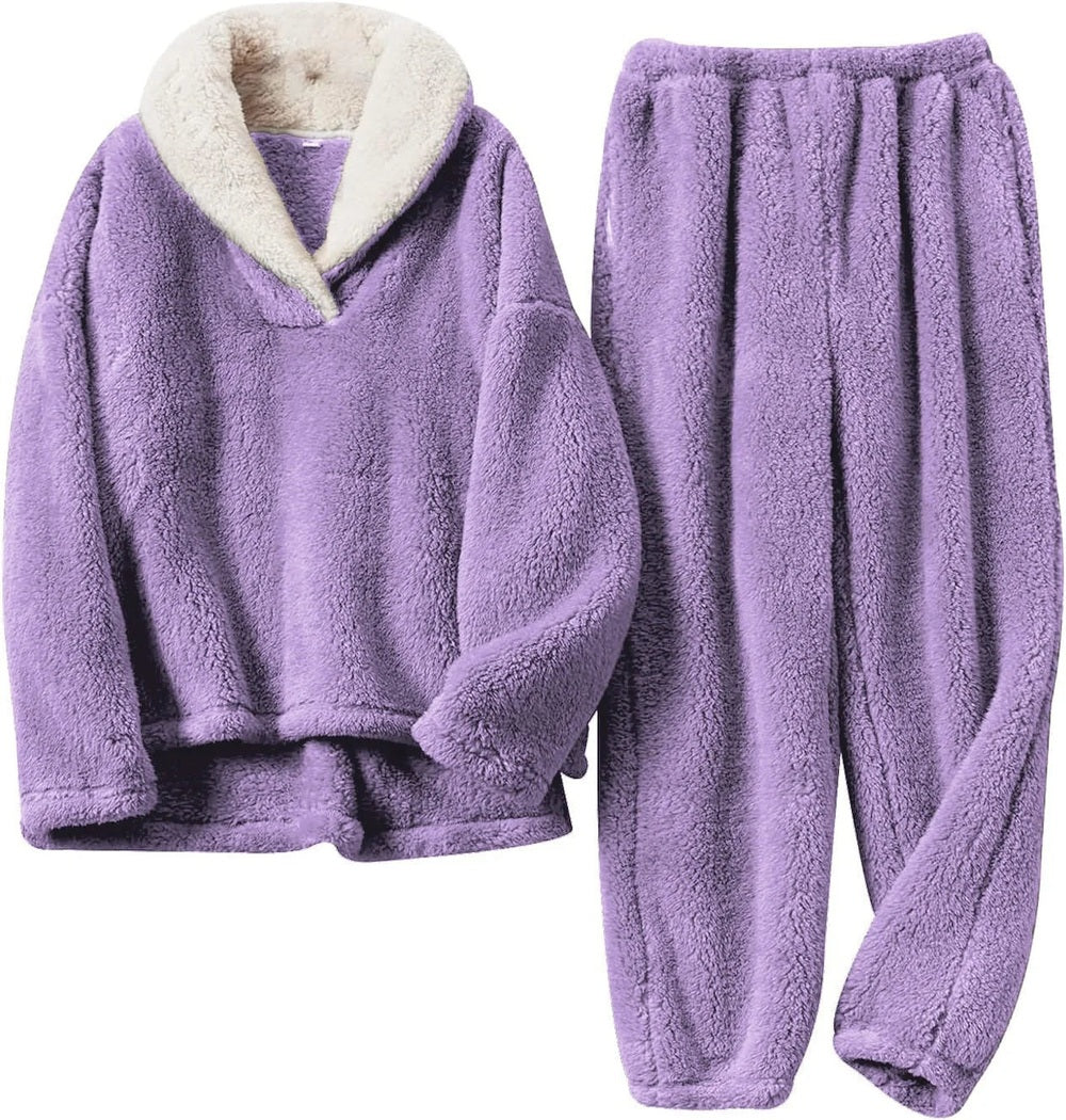 Fleecepyjama in lila met teddytrui, crèmekleurige sjaalkraag en broek met boorden, plat neergelegd