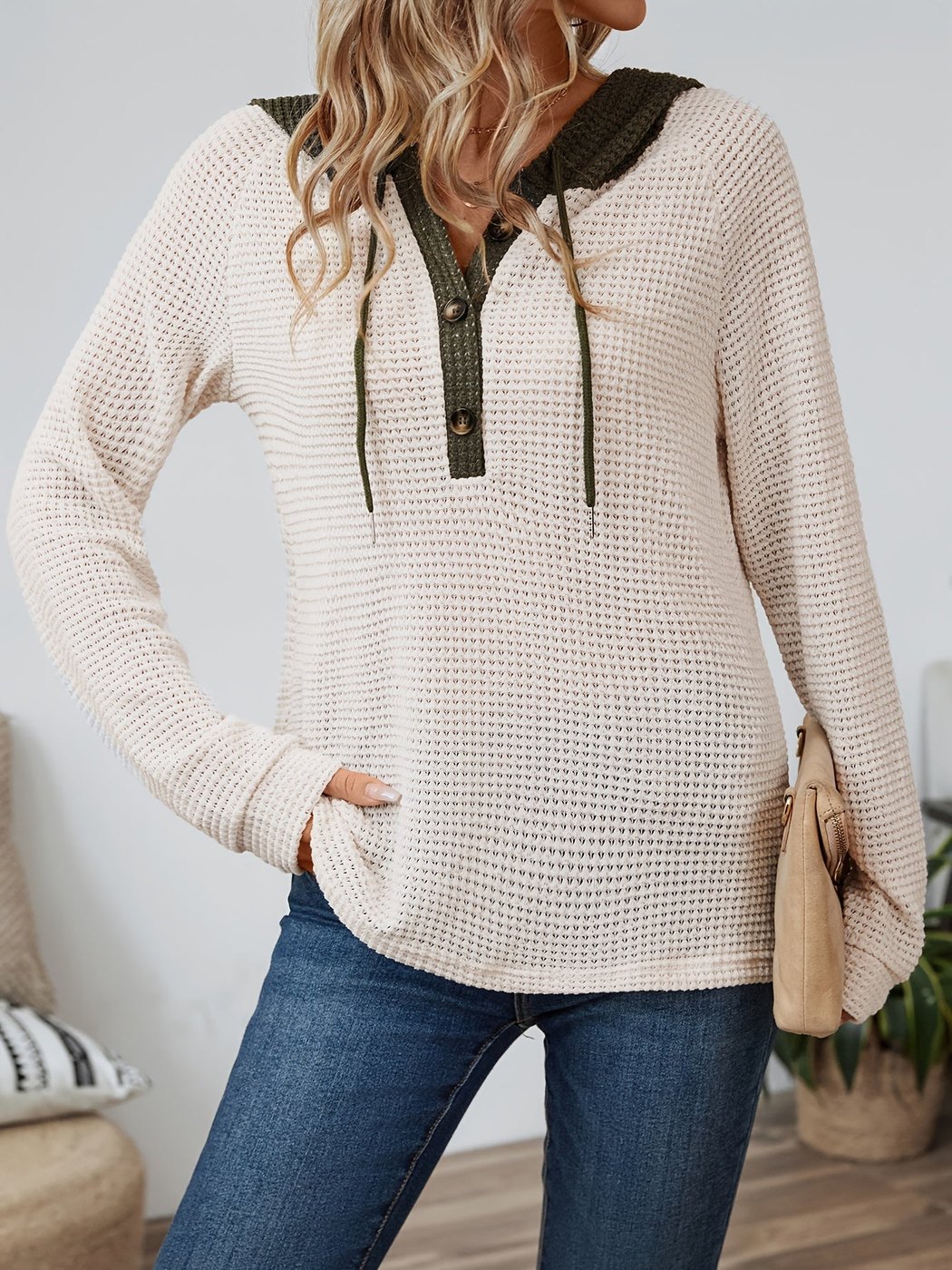 Wafelhoodie in Beige/Olijfgroen met raglanmouwen en losse pasvorm, met een jeans | Boutique Moda