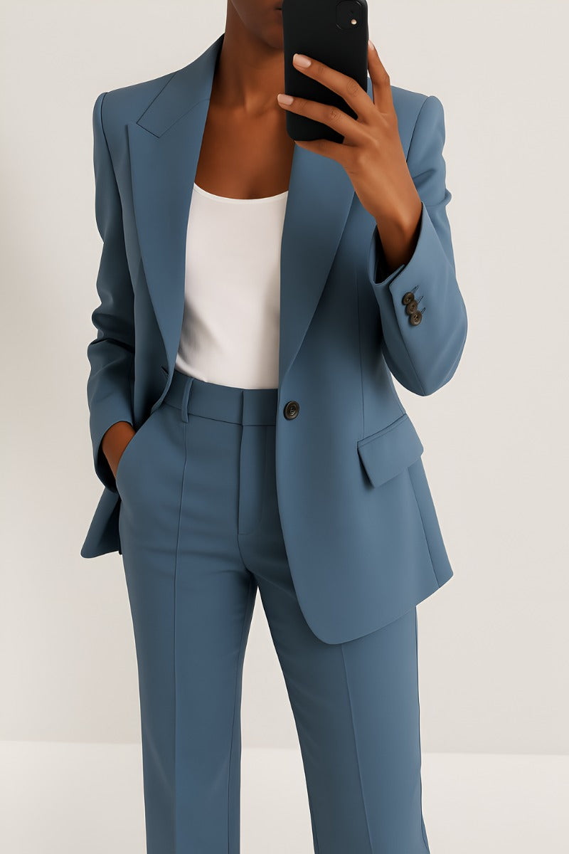 Tweedelig broekpak voor dames in blauw, gedragen, voorkant