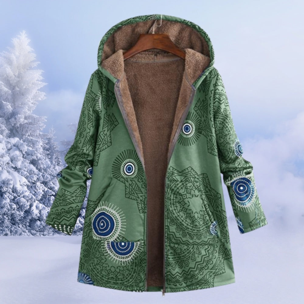 Omkeerbare winterjas met capuchon in groen, aan een hanger, open, met zicht op de fleecevoering