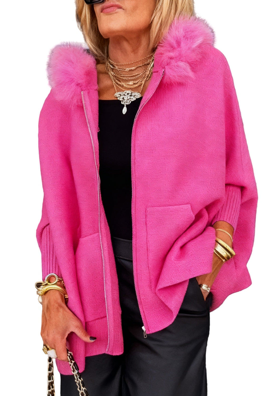Fuchsia vest helemaal open over een zwart topje, met doorlopende rits en ribboorden | Boutique Moda