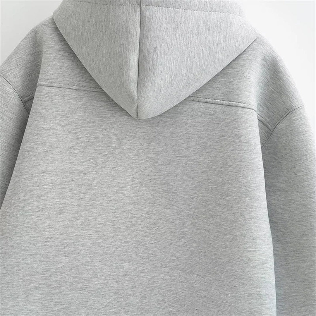 Achteraanzicht van het lichtgrijze vest met capuchon | Boutique Moda
